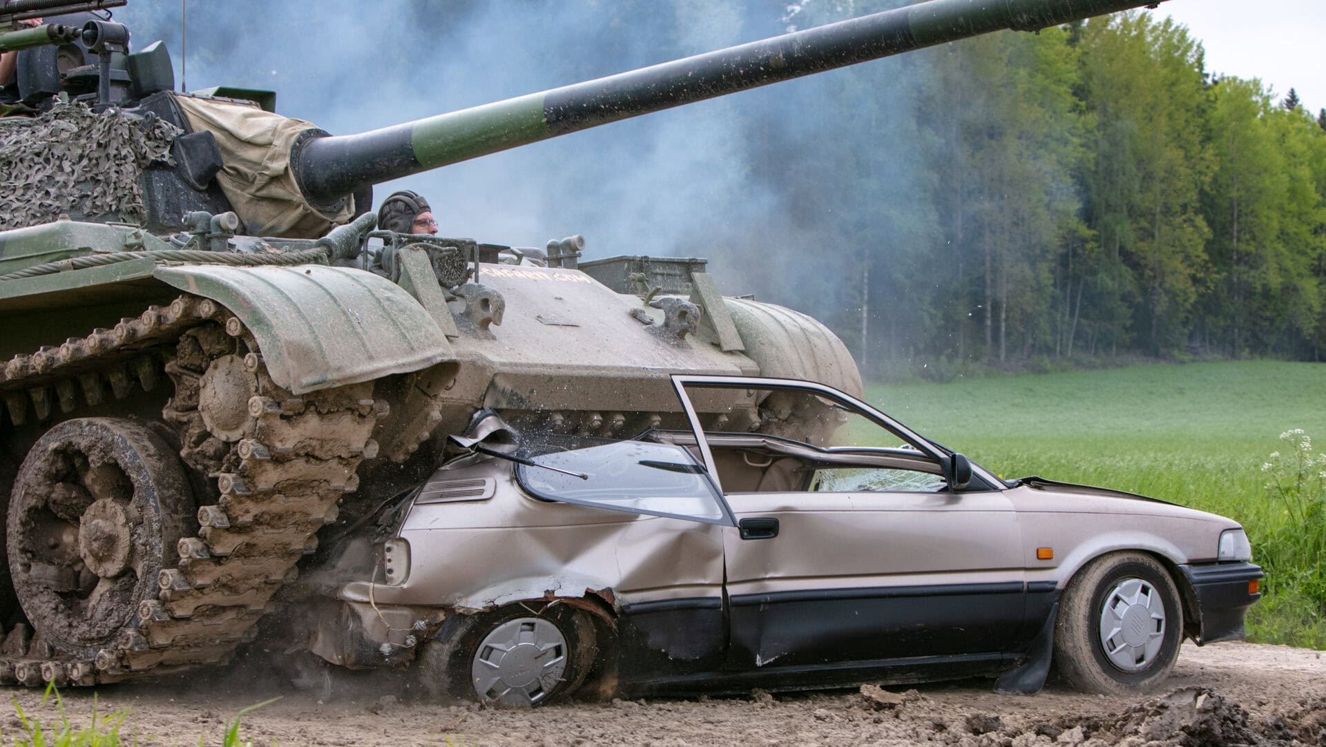 T-55 taistelupanssarivaunu ajamassa auton yli Mil-safarit Pornainen