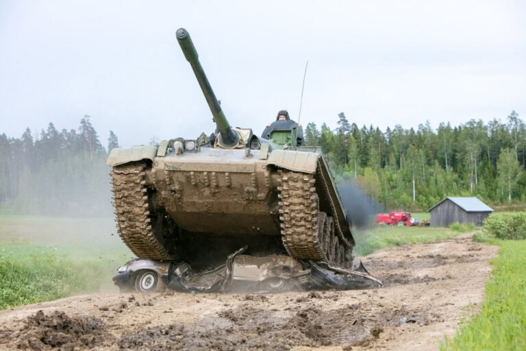 T-55 taistelupanssarivaunu ajamassa rytätyn auton yli Mil-safarit Pornainen