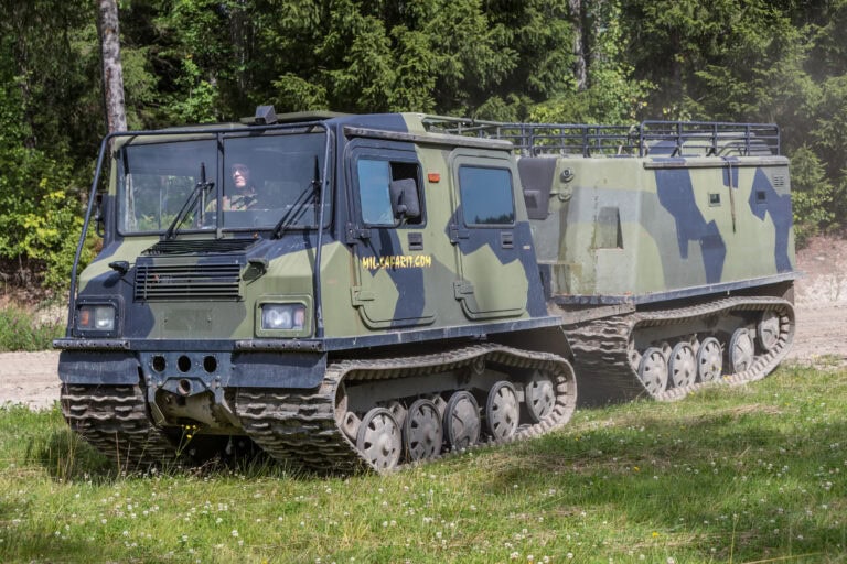 Sisu NA-140 BT kumitelamaastokuorma-autolla ajelua pellolla Mil-safarit Pornainen