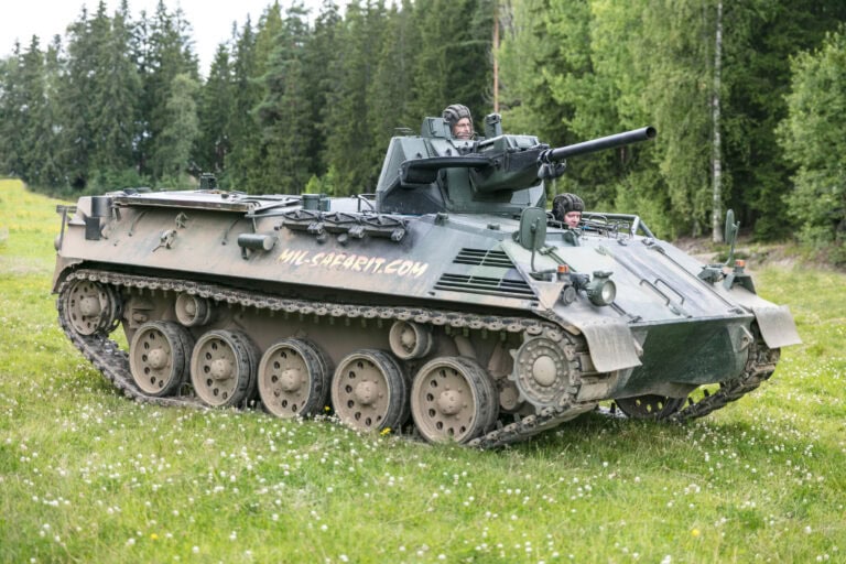 Saurer rynnäkköpanssarivaunu ajossa pellolla Mil-Safarit Pornainen