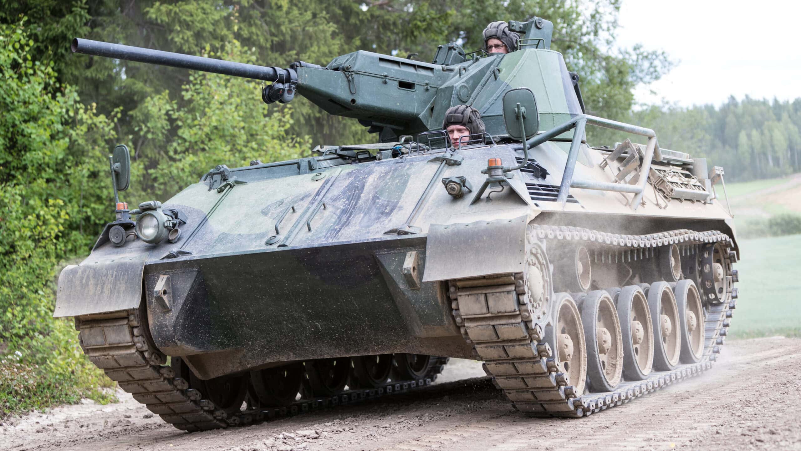 Saurer rynnäkköpanssarivaunulla ajelua peltotiellä Mil-safarit Pornainen