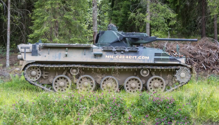 Saurer rynnäkkköpanssarivaunulla ajoa metsän reunassa Mil-safarit Pornainen