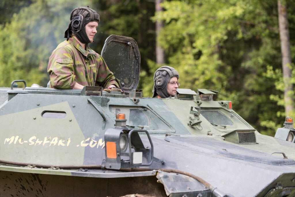 MT-LB miehistönkuljetuspanssarivaunulla ajamista Mil-safarit peltotiellä Pornainen