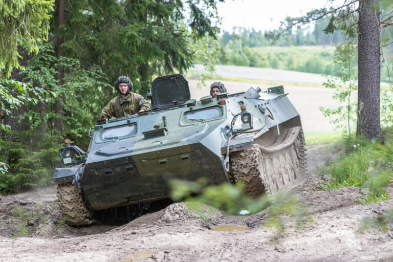 MT-LB miehistönkuljetuspanssarivaunu ajaa metsän sisään Mil-safarit Pornainen