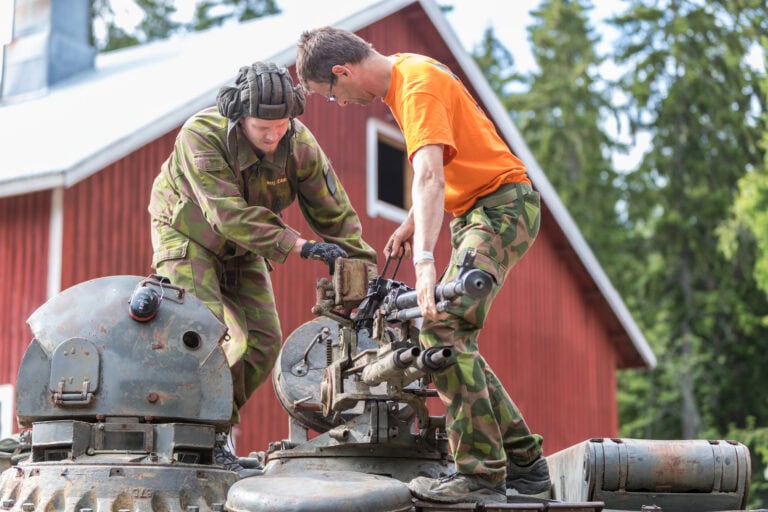 Mil-safarien järjestäjät asentavat WZT vaunun IT-konekivääriä