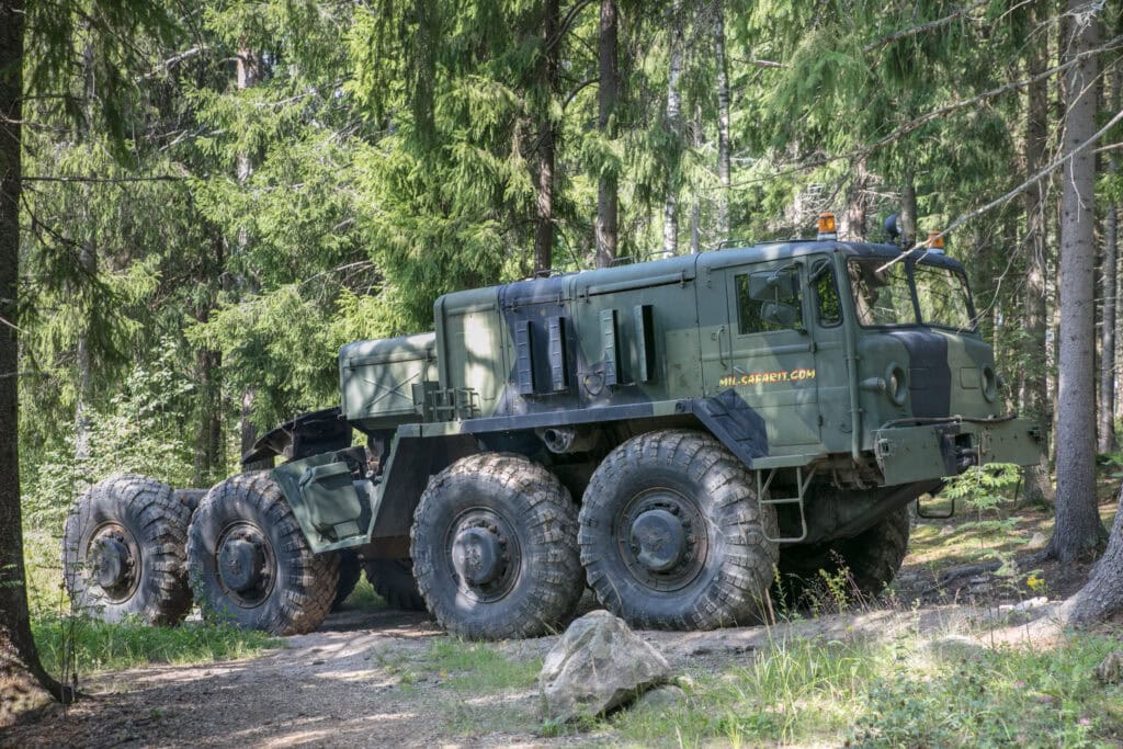 MAZ-537G ajaa metsän sisään Mil-safarit Pornainen