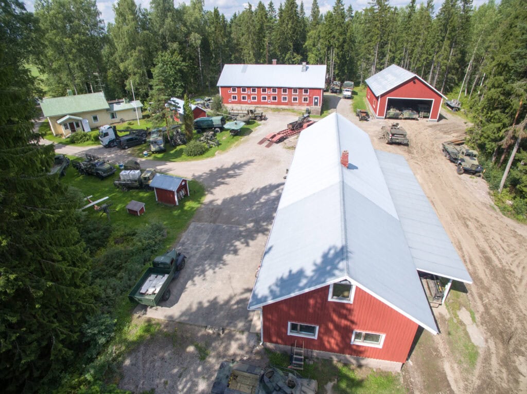 Vanha drone kuva Mil-safareiden pihasta Pornaisista