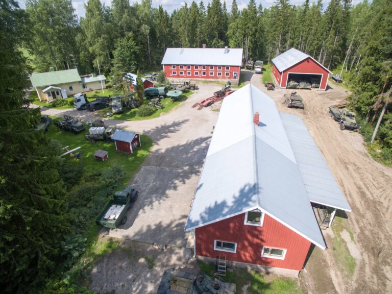 Vanha drone kuva Mil-safareiden pihasta Pornaisista