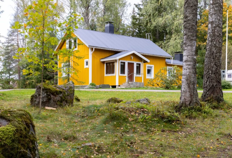 Mil-safarien majoitus ja sauna rakennus Pornainen