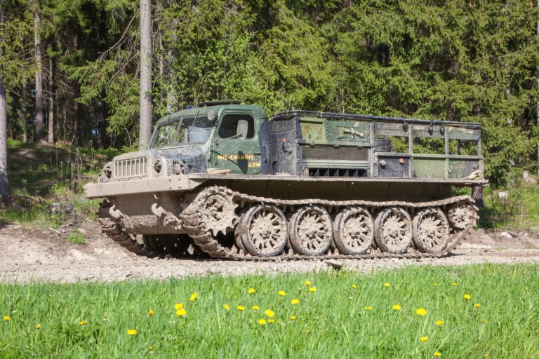 ATS-59 tykinvetäjällä ajoa peltotiellä Mil-safarit Pornainen