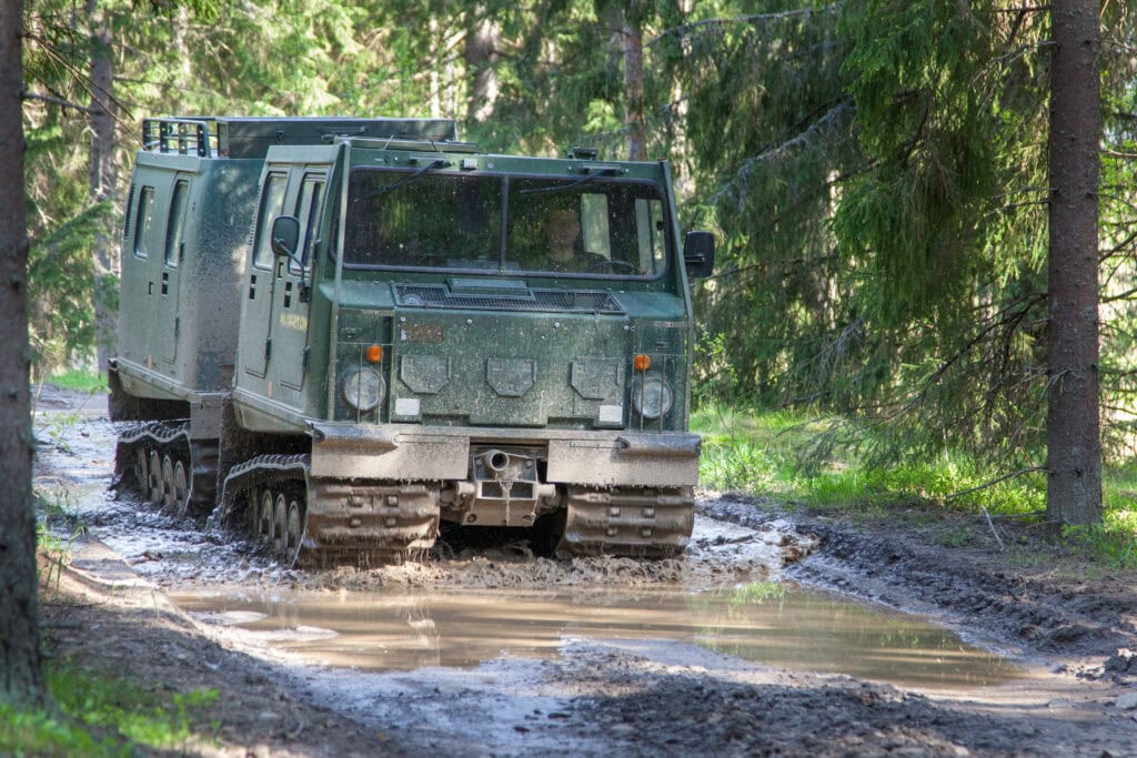 Bandvagn 206 kumitelamaastokuorma-autolla ajoa metsän sisällä Mil-safarit Pornainen