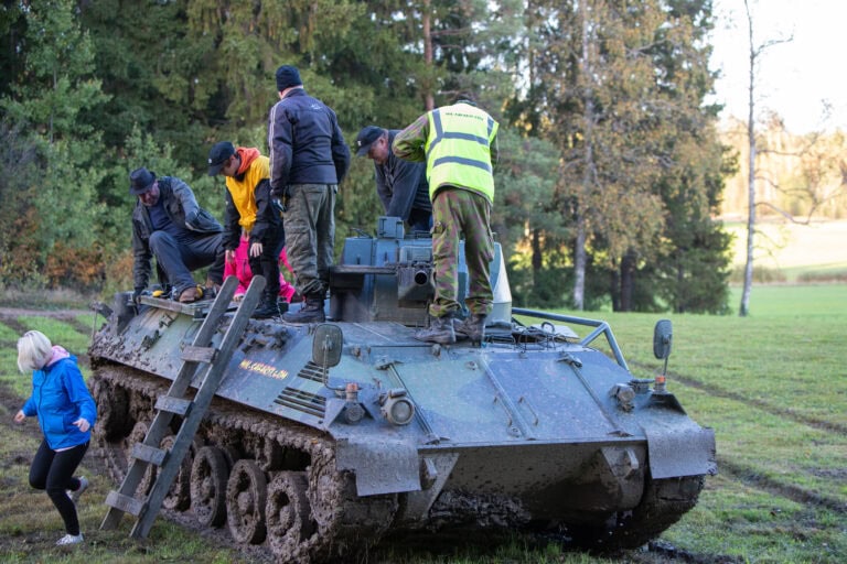 Saurer rynnäkköpanssarivaunulla kyyditetty ihmisiä Mil-safarit Pornainen