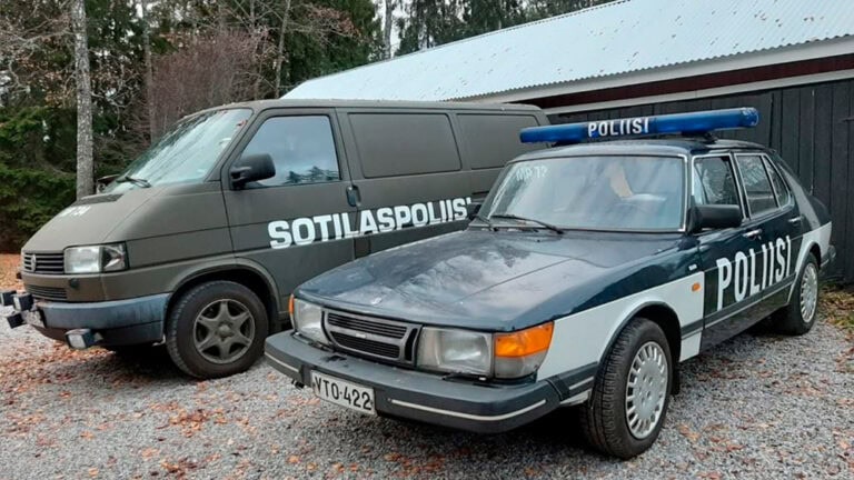 Saab 900 poliisiauto + VW Transporter sotilaspoliisiauto vierekkäin ajettuna Mil-safarit Pornainen