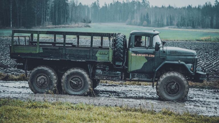 Zil-131 ajaa mutaisella peltotiellä Mil-safareilla Pornaisissa