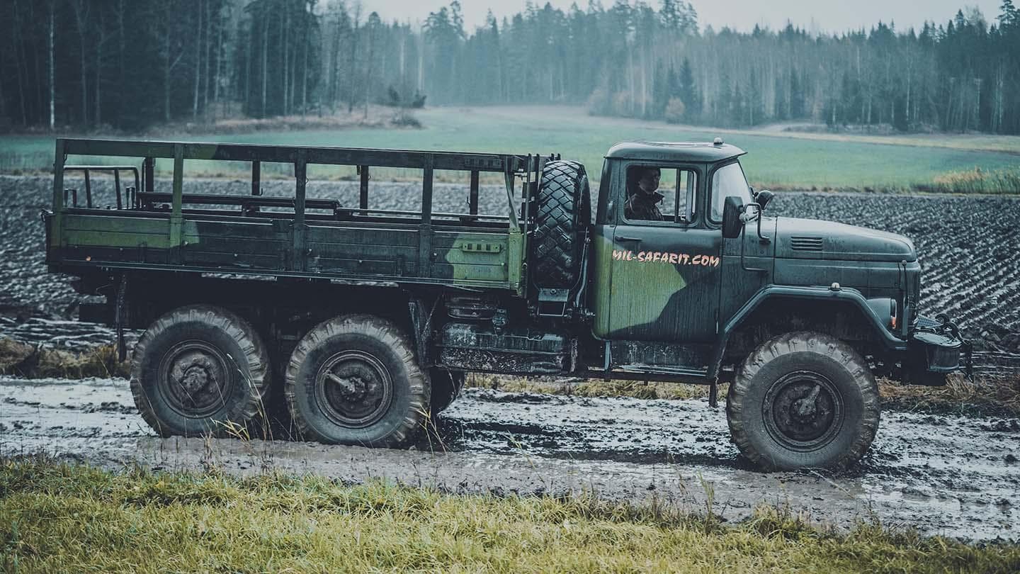 Zil-131 ajaa mutaisella peltotiellä Mil-safareilla Pornaisissa
