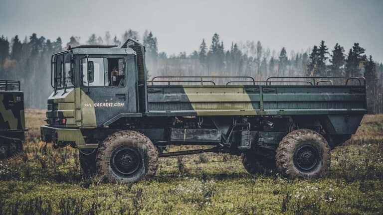 Sisu SA-150 eli Masi ajossa Mil-safarien maastossa Pornaisissa