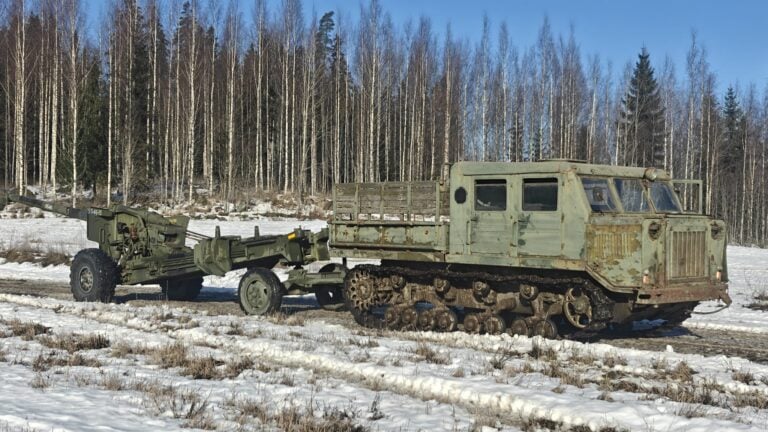 AT-S vetää 130 K54 kanuunaa Mil-safareiden pellolla Pornainen