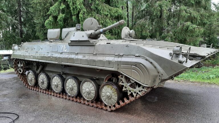 BMP-1 rynnäkköpanssarivaunun pesu ajojen jälkeen Mil-safareilla Pornaisissa.