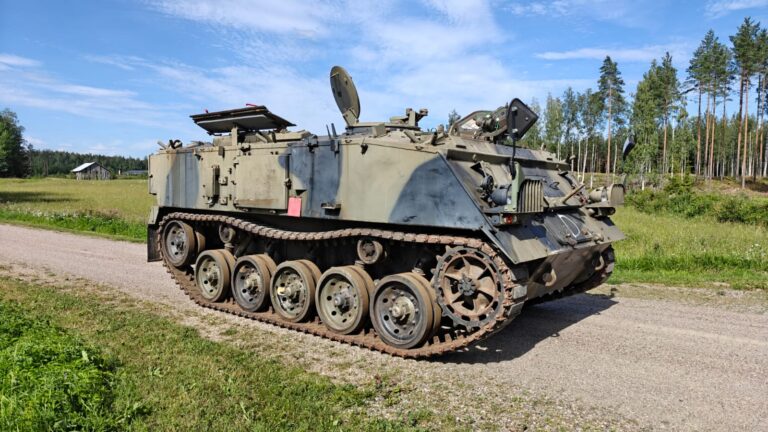 FV432 miehistönkuljetuspanssarivaunulla ajelua Mil-safarit Pornainen