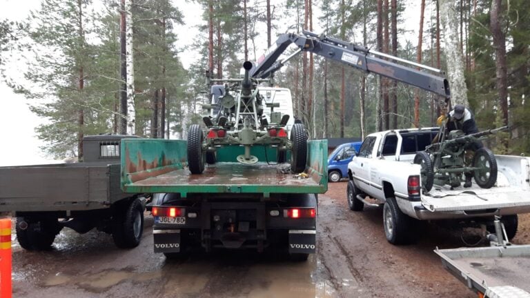 Volvo FH12 Hiab 140 radio-ohjatulla nosturilla elokuva rekvisiitan nostamista kyytiin Mil-safarit Pornainen