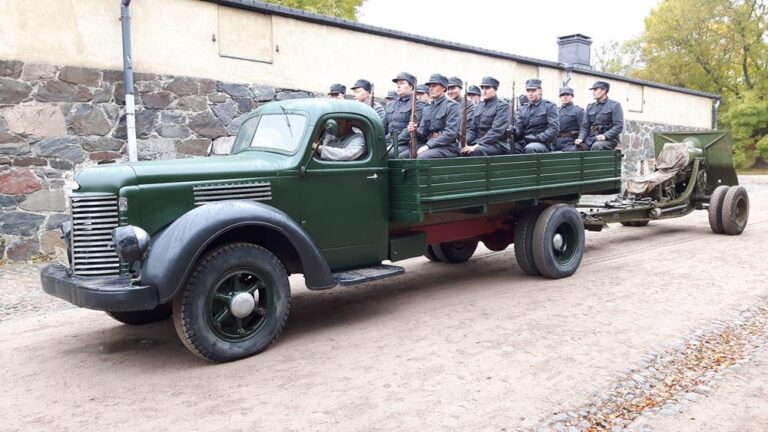 International -40 Kuorma-auto kyyditsemässä sotilaita Mil-safarit Pornainen