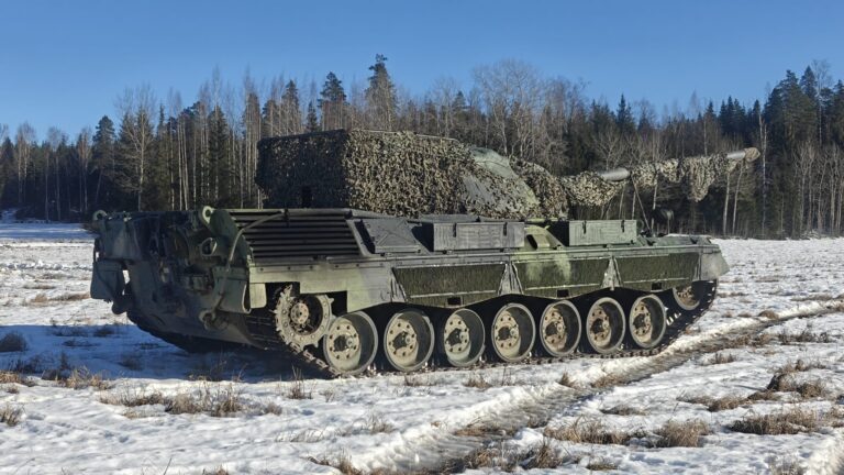 Leopard 1 Ajoharjoitteluvaunulla ajoa talvimaisemissa Mil-safarit Pornainen