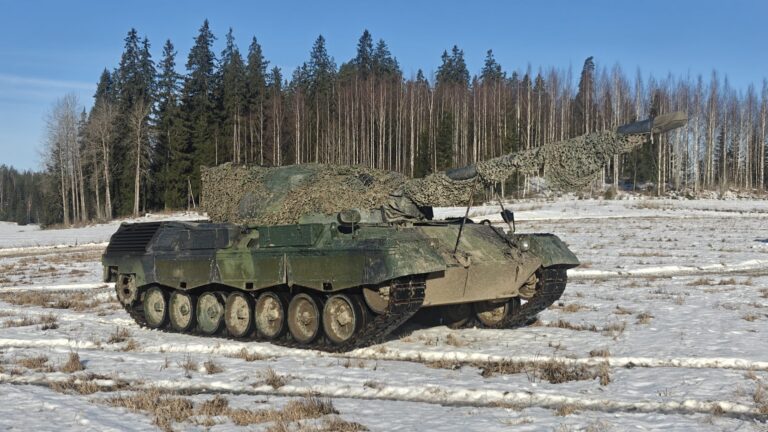 Leopard 1 ajoharjoittelu vaunulla ajoa pellolla Mil-safarit Pornainen