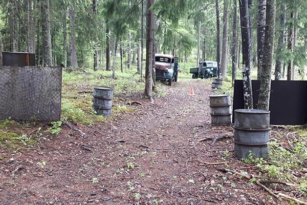 Mil-safareiden paintball radasta laajakuva, suojana mm. kuorma-autoja. Pornainen
