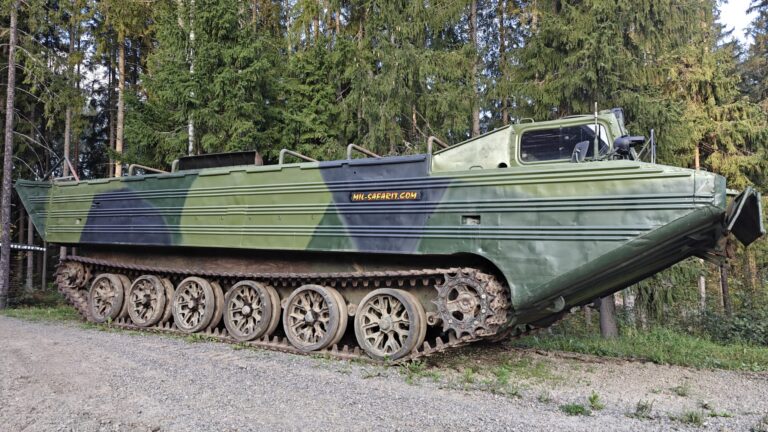 Mil-safareiden PTS ambifio telavaunu metsän vieressä Pornainen