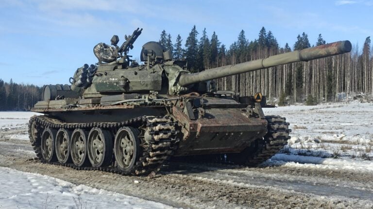 T-55AMB2 taistelupanssarivaunulla ajoa jäisellä peltotiellä Mil-safarit Pornainen