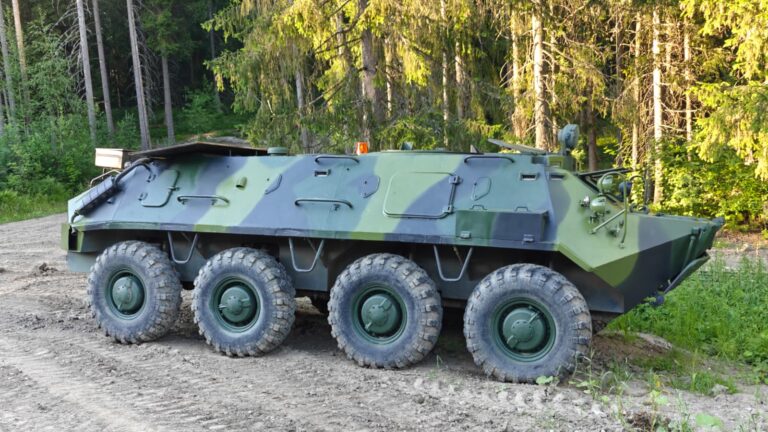 BTR-60 ajelua metsätiellä Mil-safarit Pornainen