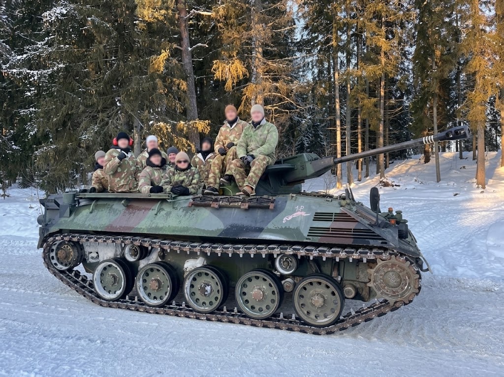 Yritysporukka viettämässä ikimuistoista pikkujoulua sotilasajoneuvosafarilla Pornaisissa.