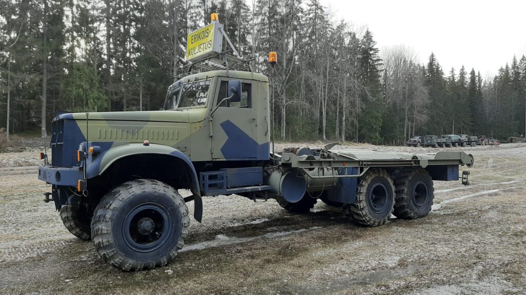 Mil-safarien Kraz-255B ajelua pellolla