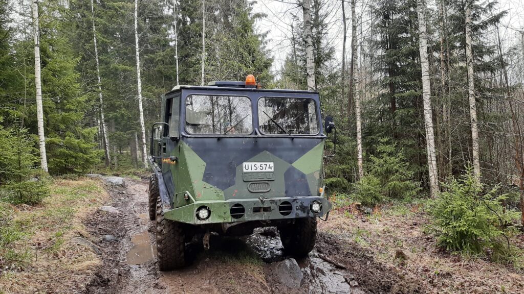 Sisu A-45 ajelua Mil-safarien metsäurilla