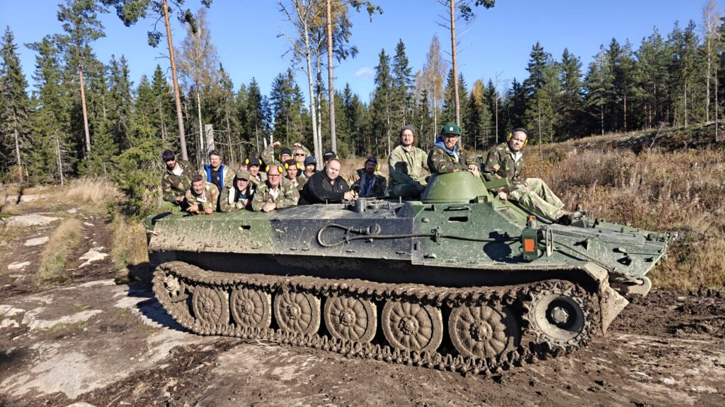 Safariryhmä MT-LB-vaunun päällä Mil-Safarien maastossa