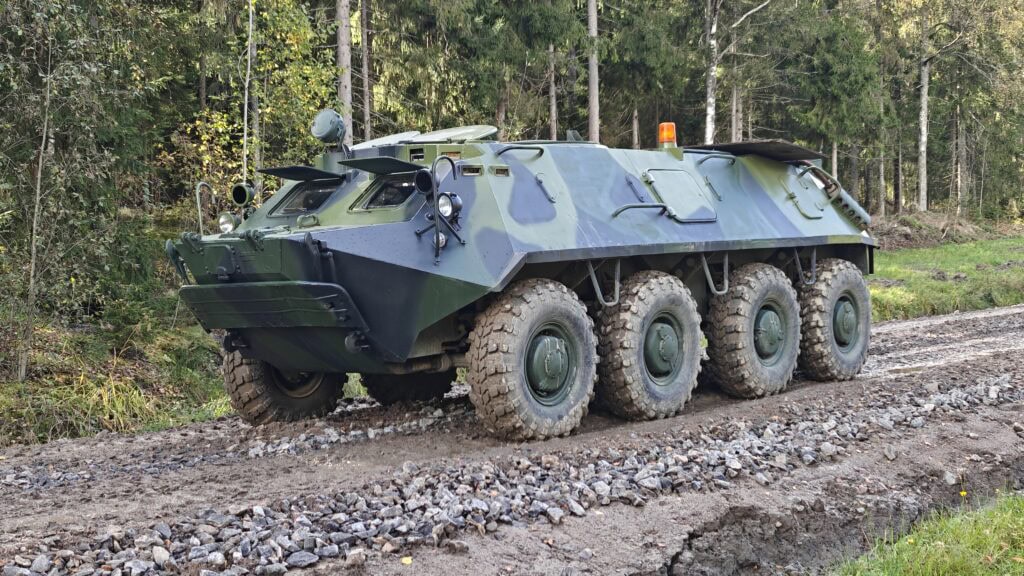 Mil-Safarien BTR-60-pyöräpanssariajoneuvo metsätiellä