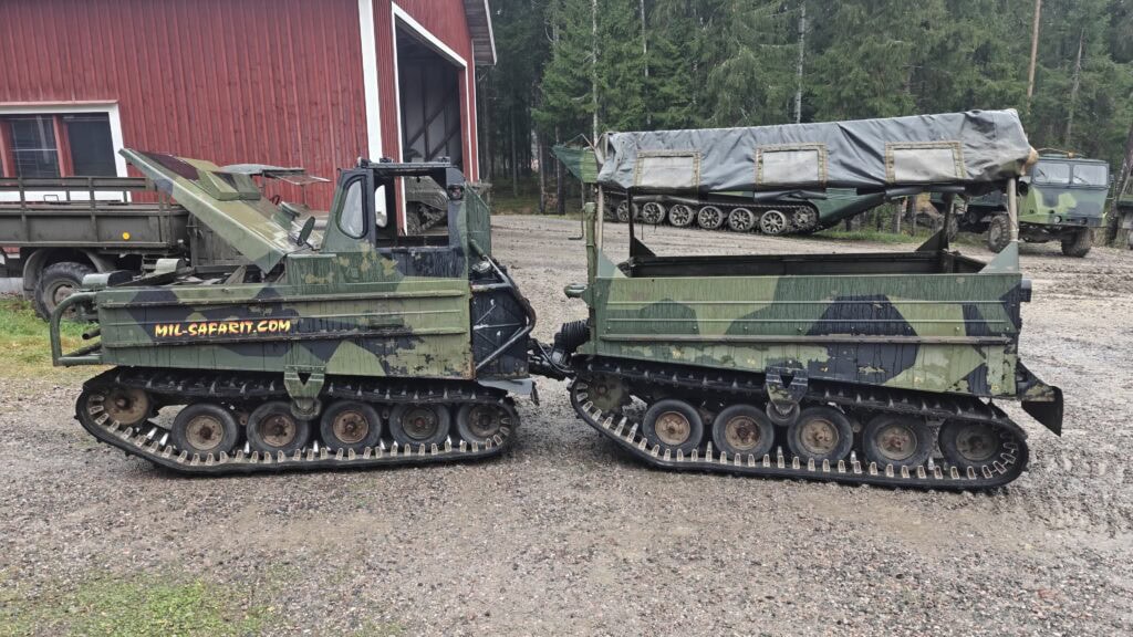 Mil-Safarien kaksiosainen Volvo BV-202 -telamaasturi sivulta kuvattuna