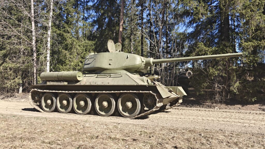 Mil-safarien T34-85 ajelua peltotiellä